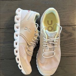 On cloud running shoes womens sz 9 beige yellow
